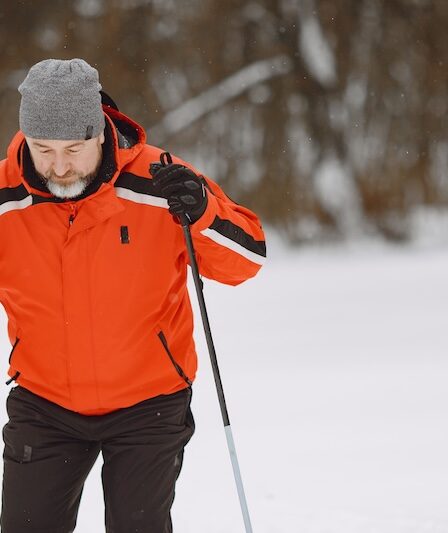 Man som åker längdskidor