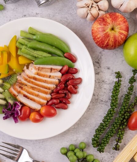 Tallrik med protein, kolhydrater och grönsaker