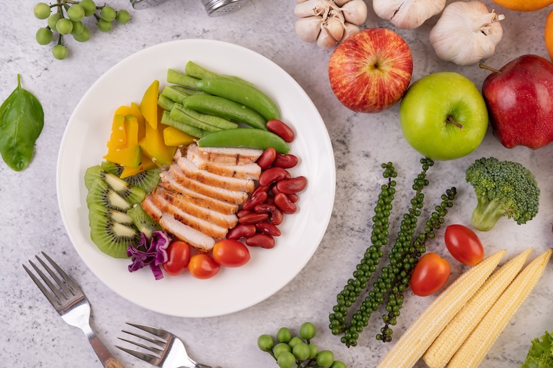 Tallrik med protein, kolhydrater och grönsaker