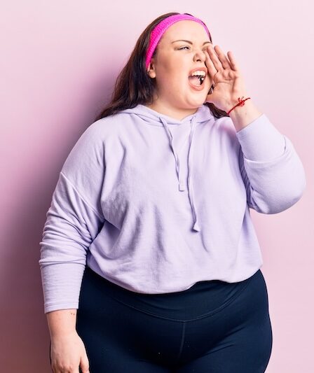 Ung plus size kvinna